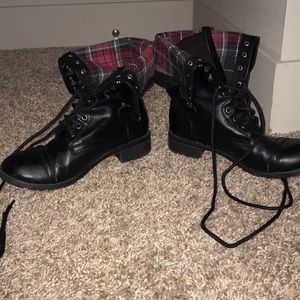 Combat boots/black/lace ups